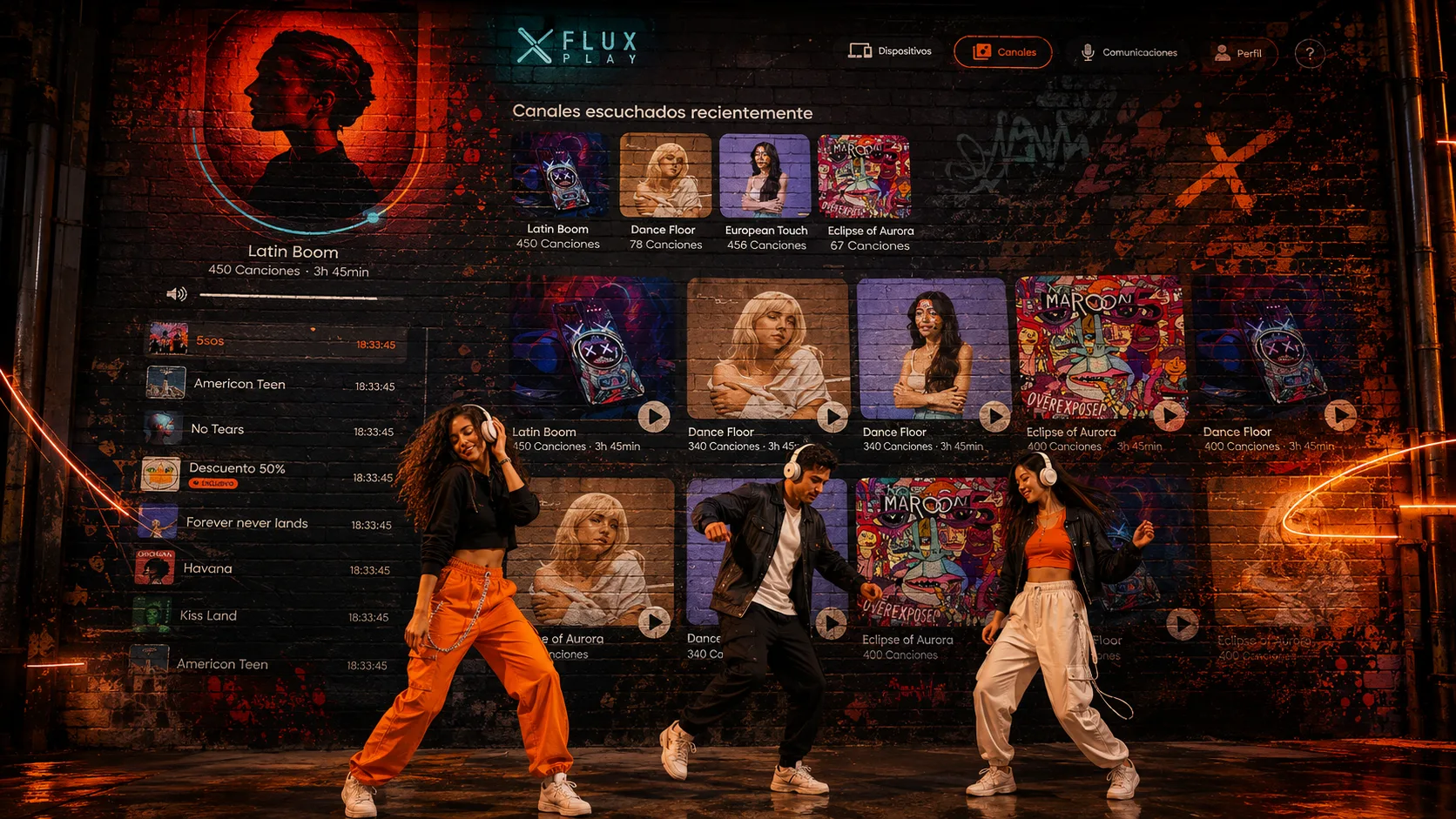 Tres personas bailan con auriculares delante de un muro donde se proyecta la interfaz de FLUX Play con sus canales de música